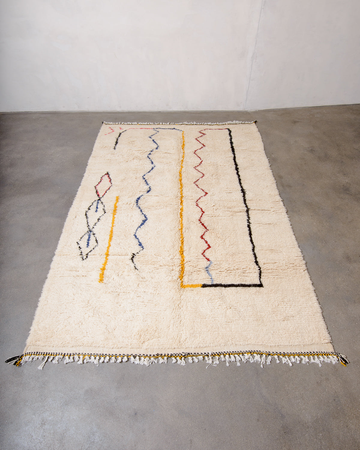 Modern designer handcrafted Berber rug from Morocco. Azilal rug with beautiful colours and patterns. Made of sheep’s wool and cotton.